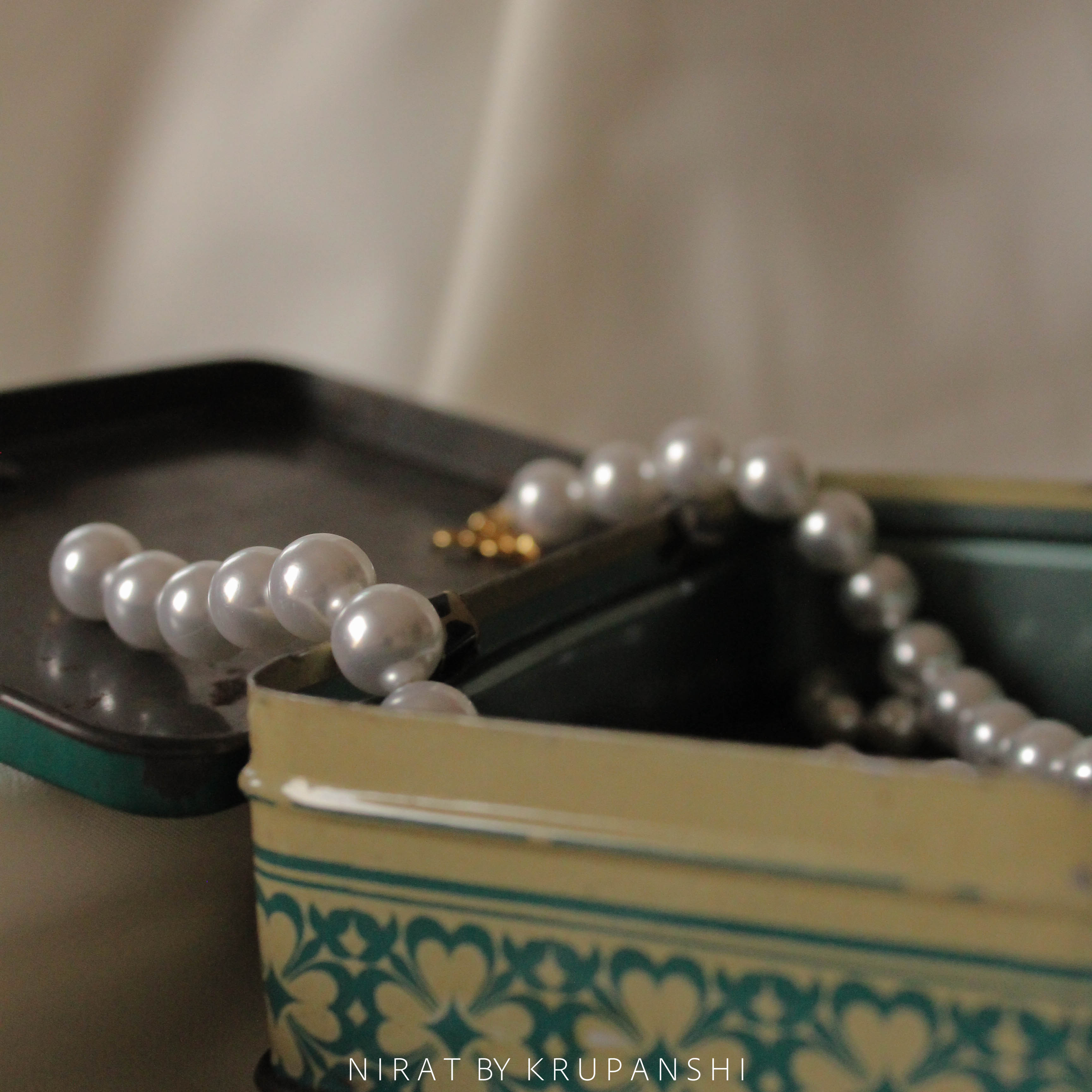 The Mahir Set - Single layer pearl necklace with a pair of stud